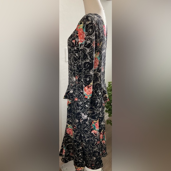 Black and White Sheath Dress with Cuffed Long Sleeves - Picture 6 of 8